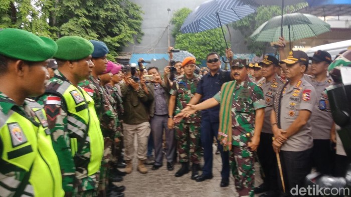 Cek Pos Pengamanan Natal di Kupang, Panglima Minta Aparat Kerja Humanis