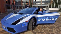 Lamborghini Gallardo – Italia. Italia pun juga bangga dengan menggunakan mobil dalam negerinya sebagai kendaraan patroli polisi. Lamborghini Gallardo adalah sebuah supercar bermesin V10 5,2 liter. Foto: Istimewa