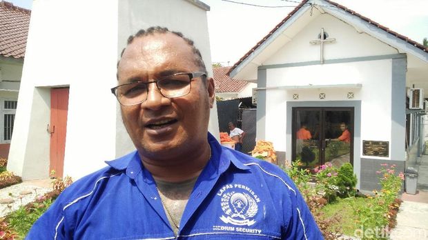 John Kei dan para napi ibadah perayaan Natal di gereja Lapas Permisan, Nusakambangan, Cilacap.