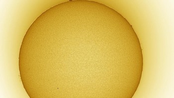 Transit Merkurius, 11 November 2019. Titik hitam kecil pada gambar ini adalah Merkurius. Transit Merkurius yang jarang melintasi permukaan Matahari terjadi selama lima jam pada bulan November. Ini adalah terakhir kalinya planet bagian dalam yang kecil ini melakukan perjalanan visual tersebut sampai 2032. Foto: via Forbes