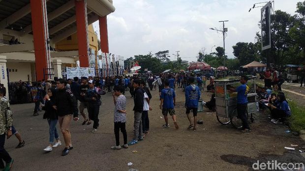 Ribuan Bobotoh Padati Si Jalak Harupat Tonton Laga Pamungkas Persib