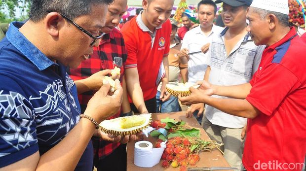 Seru! Warga Berebut Gunungan Durian dan Rambutan Ace di Kudus