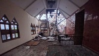 Pantauan detikcom di lokasi, Jalan Antena VII, RT 02/08, Kelurahan Gandaria Utara, Kecamatan Kebayoran Baru, menara yang roboh menghancurkan atap masjid yang bernama Al-Amin.