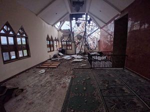Begini Detik-detik Menara Pemancar di Radio Dalam Jaksel Timpa Masjid