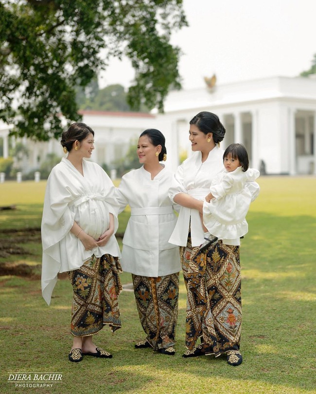 Pemotretan yang dilakukan di Istana Kepresidenan Bogor itu sudah dilakukan beberapa waktu lalu. Tampak sang menantu Jokowi, Selvi masih mengandung. Istri Gibran Rakabuming itu telah melahirkan pada November.  Foto: Fotografer @dierabachir (Instagram)