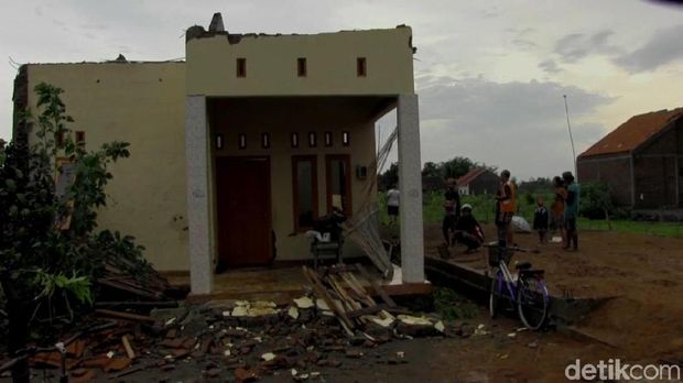 Atap Rumah Hilang dan Dinding Jebol Disapu Angin Kencang di Pemalang
