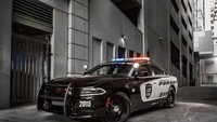 Dodge Charger 5.7L RWD – Amerika Serikat. Sedan lainnya dari mobil polisi Amerika Serikat adalah Dodge Charger 5.7L RWD. Mobil ini hanya membutuhkan waktu 6,17 detik untuk mencapai kecepatan 100 kpj dari keadaan diam. Kemampuan itu berasal dari mesin V8 5,7 liternya. Foto: Istimewa