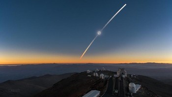 Urutan gerhana Matahari dari Observatorium La Silla, Juli 2019. Pemenang lain Astronomy Picture of the Day NASA saat gerhana Matahari Juli 2019 adalah Petr Horálekh. Pada foto karya jepretannya, dia menunjukkan selang waktu dari total gerhana Matahari pada 2 Juli 2019 dari Observatorium La Silla ESO di Chili. Foto: via Forbes