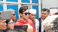 Sebelum bebas, ibunda sempat membawakan pizza dan kue cokelat untuk Kriss Hatta dan teman-temannya.  Foto: Desi Puspasari/ detikHOT