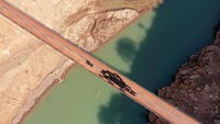 Penampakan jembatan gantung dari atas. Foto: Dok. Xinhua/Yang Wenbin