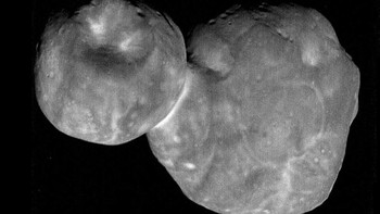 New Horizons menemukan Ultima Thule, Januari 2019. Wahana antariksa New Horizons NASA melaju melewati objek paling jauh yang pernah dijelajahi, sebuah objek Sabuk Kuiper yang dijuluki Ultima Thule, berjarak sekitar empat miliar mil dari Bumi. Penampilannya, tidak seperti apa pun yang dilihat para astronom sebelumnya. Foto: via Forbes