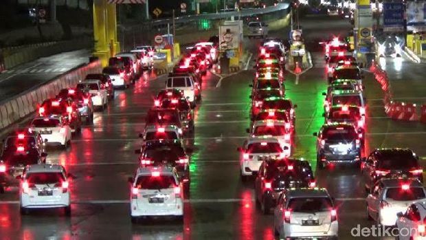 Minggu Malam, Kendaraan di Tol Arah Bandung dan Jakarta Masih Padat
