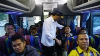 Menhub menyapa para penumpang yang berangkat menggunakan bus. Hal tersebut dilakukan untuk mengetahui kesiapan menjelang liburan Natal dan Tahun Baru.