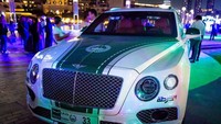 Bentley Bentayga -Dubai. Dubai uangnya tak akan habis. Lihat saja mobil sekelas Bentley Bentayga yang baru meluncur pun harus turut berjaga di dalam kotanya. Foto: Istimewa