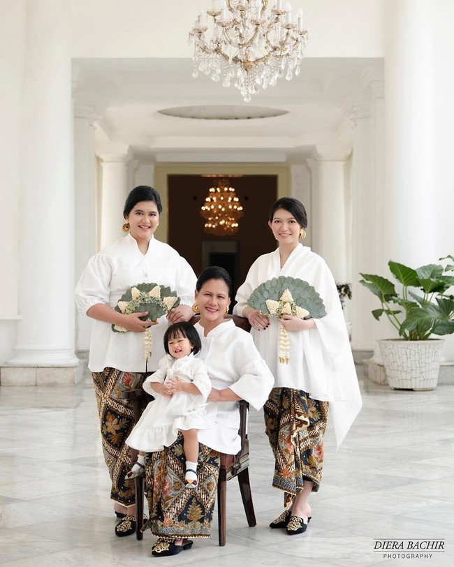 Iriana Jokowi, Kahiyang Ayu dan Selvi Ananda melakukan pemotretan bersama. Foto-foto Iriana bersama putri dan menantunya itu dirilis tepat di Hari Ibu.  Foto: Fotografer @dierabachir (Instagram)