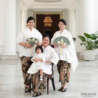 Iriana Jokowi, Kahiyang Ayu dan Selvi Ananda melakukan pemotretan bersama. Foto-foto Iriana bersama putri dan menantunya itu dirilis tepat di Hari Ibu.  Foto: Fotografer @dierabachir (Instagram)
