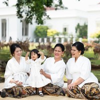 Dalam sesi foto tersebut anak Kahiyang Ayu, Sedah Mirah juga ikut berpose. Inilah aksi menggemaskan Sedah.  Foto: Fotografer @dierabachir (Instagram)