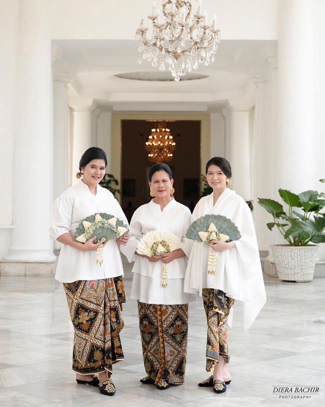 Ketiganya pun kompak dengan rambut yang disanggul. Sambil membawa kipas, Iriana, Kahiyang dan Selvi berpose tampak ayu berpose tersenyum ke arah kamera. Foto: Fotografer @dierabachir (Instagram)