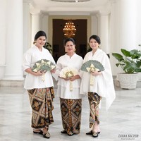 Ketiganya pun kompak dengan rambut yang disanggul. Sambil membawa kipas, Iriana, Kahiyang dan Selvi berpose tampak ayu berpose tersenyum ke arah kamera. Foto: Fotografer @dierabachir (Instagram)