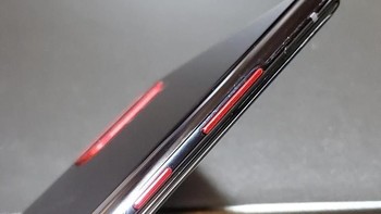 Deretan tombol di sebelah kanan juga berwarna merah. Foto: ZDNet