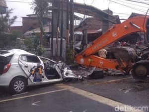 Tragedi Maut Truk Muat Ekskavator Tabrak Motor-Mobil Tewaskan 7 Orang