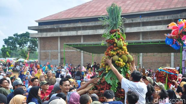 Seru! Warga Berebut Gunungan Durian dan Rambutan Ace di Kudus