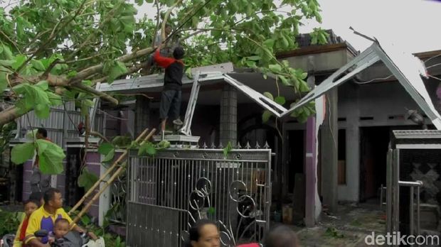 Atap Rumah dan Dinding Jebol Disapu Angin Kencang di Pemalang