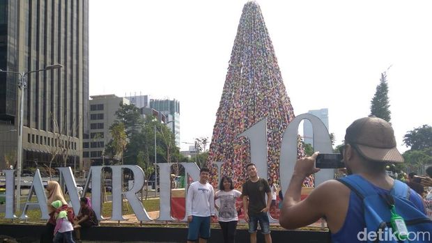 Pohon Natal Thamrin 10 Jadi Sasaran Foto Warga Saat CFD: Bagus Banget!