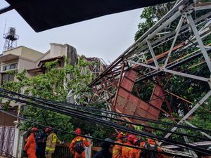 Video Menara Pemancar di Jaksel Roboh Timpa Rumah Warga