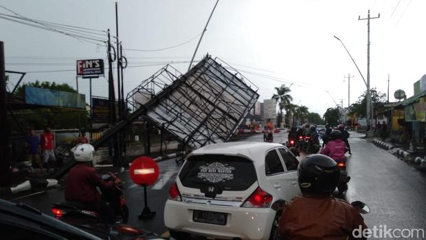 Hujan Angin di Tegal, Gedung PMI Rusak Tertimpa Pohon Tumbang