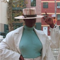 Wanita asal Haiti itu dijuluki sebagai wanita yang menginspirasi. Meski tanpa kaki, namun Mama Cax selalu memberikan pesan-pesan positif lewat blog dan Instagramnya. Ia pun dinobatkan sebagai Women of The Year 2019 versi majalah Glamour.  Foto: dok. Instagram @mamacax