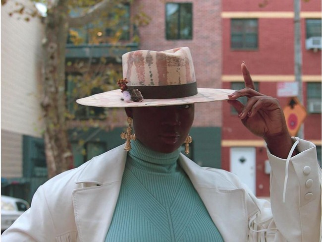 Wanita asal Haiti itu dijuluki sebagai wanita yang menginspirasi. Meski tanpa kaki, namun Mama Cax selalu memberikan pesan-pesan positif lewat blog dan Instagramnya. Ia pun dinobatkan sebagai Women of The Year 2019 versi majalah Glamour.  Foto: dok. Instagram @mamacax