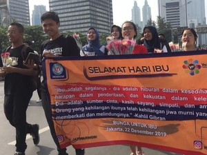 Aksi Berbagi Bunga Kasih Sayang di Hari Ibu