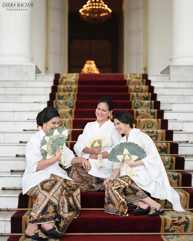 Foto tiga ibu tersebut diabadikan oleh fotografer Diera Bachir. Iriana, Kahiyang dan Selvi tampak cantik mengenakan kebaya putih dan kain batik. Foto: Fotografer @dierabachir (Instagram)