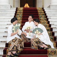 Foto tiga ibu tersebut diabadikan oleh fotografer Diera Bachir. Iriana, Kahiyang dan Selvi tampak cantik mengenakan kebaya putih dan kain batik. Foto: Fotografer @dierabachir (Instagram)