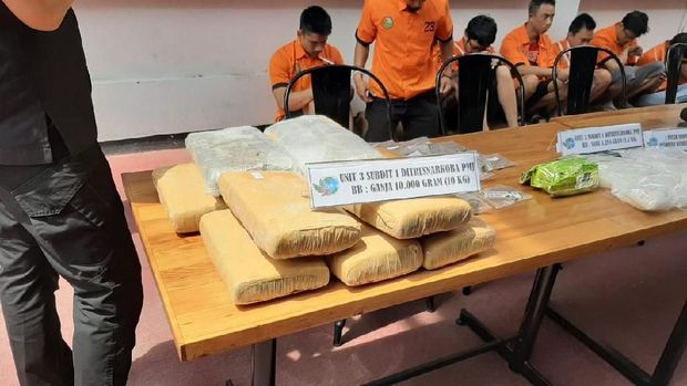 Barang bukti 10 kilogram ganja.