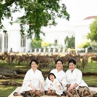 Ibumu, Ibumu, Ibumu, begitu keterangan foto Diera Bachir.  Foto: Fotografer @dierabachir (Instagram)