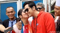 Ibunda mencium pipi Kriss Hatta sebagai wujud dari rasa syukur.  Foto: Desi Puspasari/ detikHOT