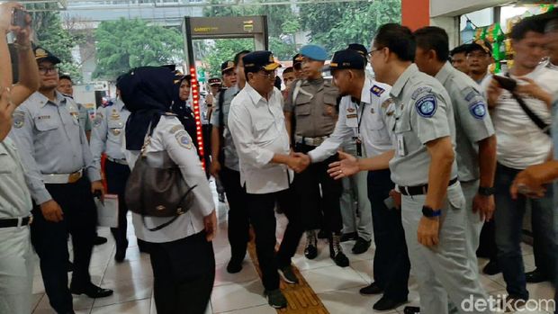 H-3 Natal, Menhub Budi Karya Cek Terminal Kampung Rambutan