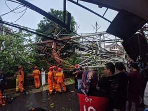 Menara Pemancar di Radio Dalam yang Roboh Juga Timpa Masjid dan Bajaj