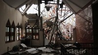 Menara yang roboh juga menghancurkan atap masjid.