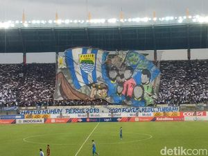 Bentangkan Koreo Saat Persib Vs PSM, Bobotoh Tuntut Maung Juara Liga 1 2020