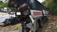 Bus penumpang tersebut bertabrakan dengan sebuah truk trailer dan menewaskan sedikitnya 21 orang.