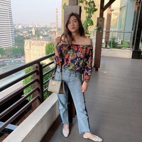 Shania dalam balutan atasan off-shoulder bermotif floral dan jeans. Ia juga menyempurnakan gayanya dengan tas Gucci. (Foto: Instagram/@shanju)