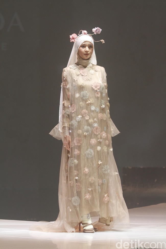 Ria Miranda menampilkan rancangan terbarunya untuk 2020 dengan mengambil tema Realita di The Hall Senayan City, Jakarta, Kamis [24/10/2019]. Foto: Mohammad Abduh/Wolipop
