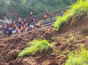 Rel Tertimbun Longsor, Perjalanan KA Sukabumi - Bogor Terganggu
