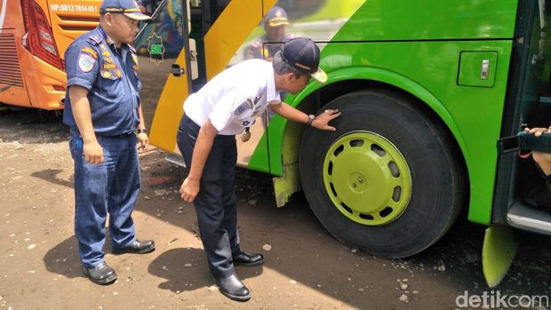 Wisatawan Padati Lembang, Polisi Buka-Tutup Jalur