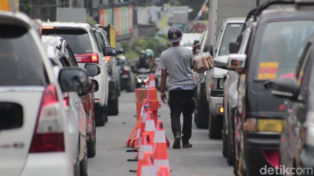 Wisatawan Padati Lembang, Polisi Buka-Tutup Jalur
