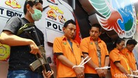 Ibra Azhari dihadirkan dalam rilis dengan penjagaan polisi bersenjata.