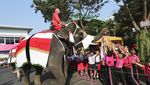 Gajah di Thailand Bagi-bagi Hadiah Natal Kepada Siswa Sekolah